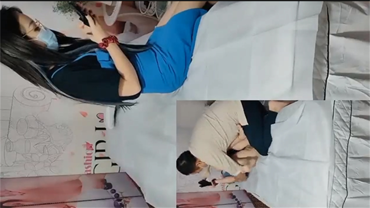 真实偷拍妹子按摩 男友打电话过来谎称跟闺蜜逛街等会就回去