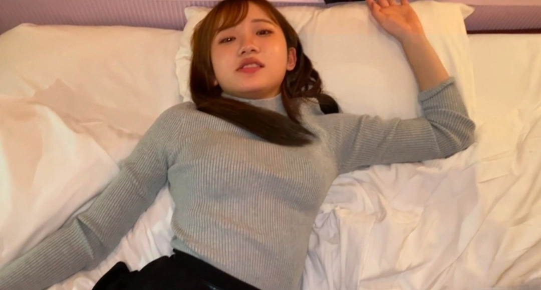 美女下班后到酒店和男友做爱